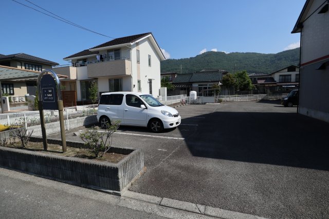 【甲府市千塚のアパートの駐車場】