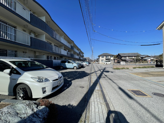 【長浜市列見町のマンションの駐車場】