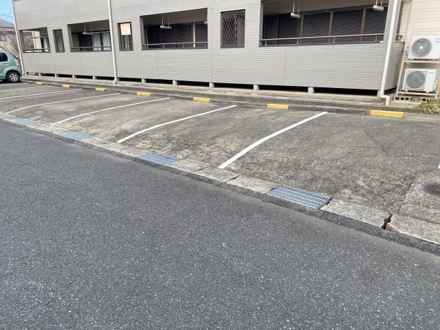 【ラフィーネ清川の駐車場】