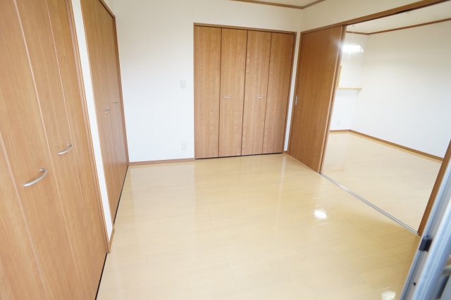 その他部屋・スペース　落ち着いた色調の寝室です