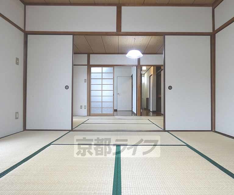 居室・リビング　日当たりの良い畳部屋です。