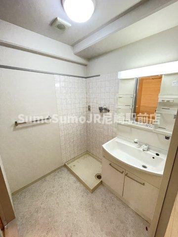 洗面設備　ゆったりとスペースのある洗面所