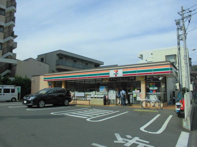 コンビニ　セブンイレブン藤沢朝日町店（コンビニ）まで591m