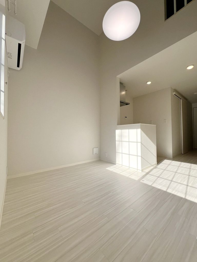 居室・リビング　天井が高く開放的なリビング♪