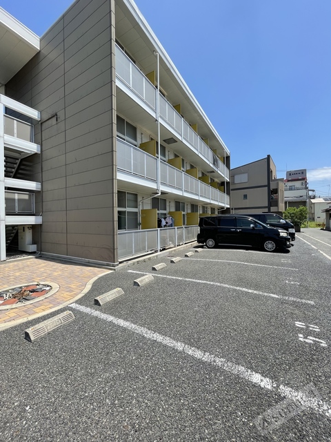 駐車場　広々とした駐車スペース。ハイルーフ車ＯＫ。