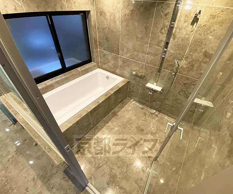 バス・シャワールーム　豪華仕様のお風呂で一日の疲れを癒せます。