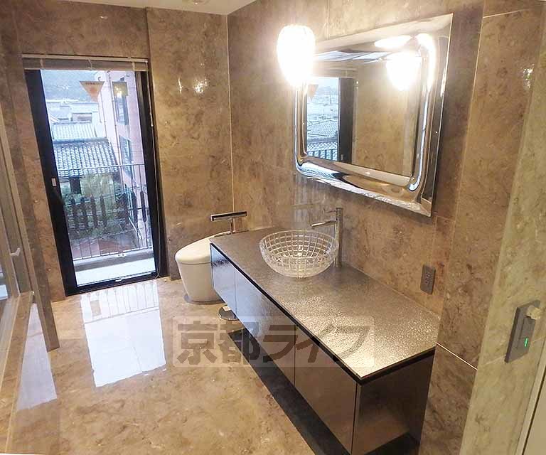 洗面設備　オシャレな洗面台です。