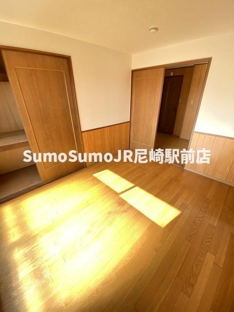 その他部屋・スペース　開放的な寝室です