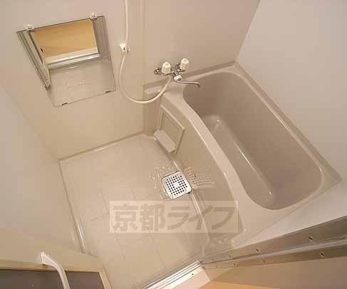 バス・シャワールーム　鏡付きのお風呂です