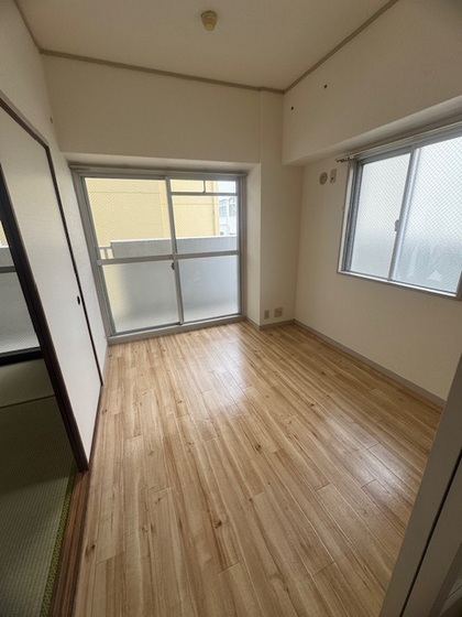 居室・リビング　※別号室の写真です。