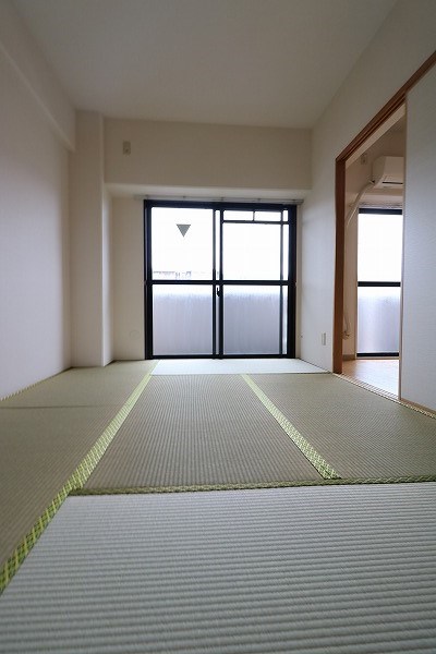 その他部屋・スペース　リビング横には和室があります。