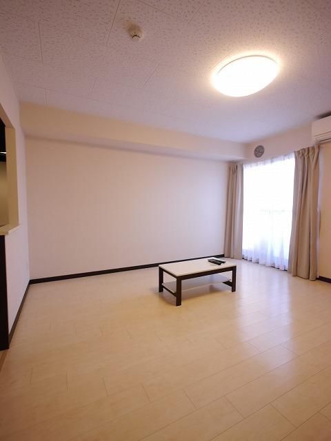 居室・リビング　★広々の洋室★