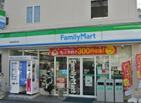 コンビニ　ファミリーマート 南新宿駅前店（コンビニ）まで162m