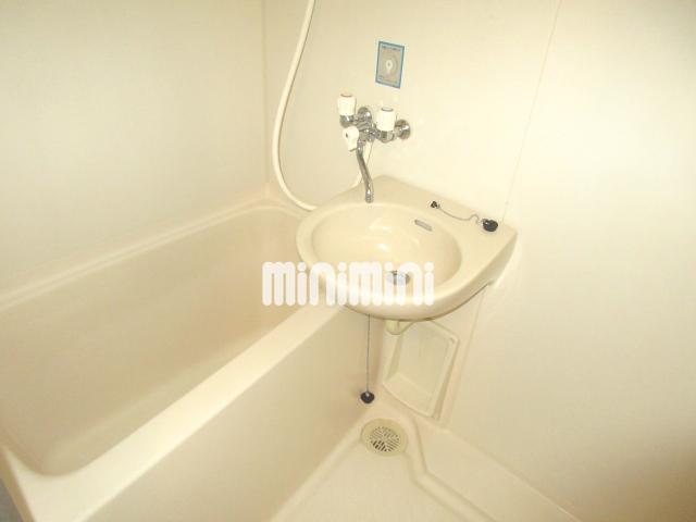 バス・シャワールーム　お風呂です。洗面台、鏡付きです。