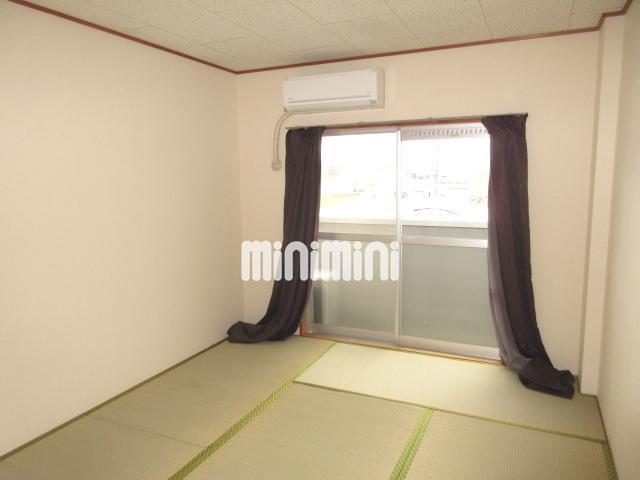 居室・リビング　落ち着ける和室です。エアコン付きです。