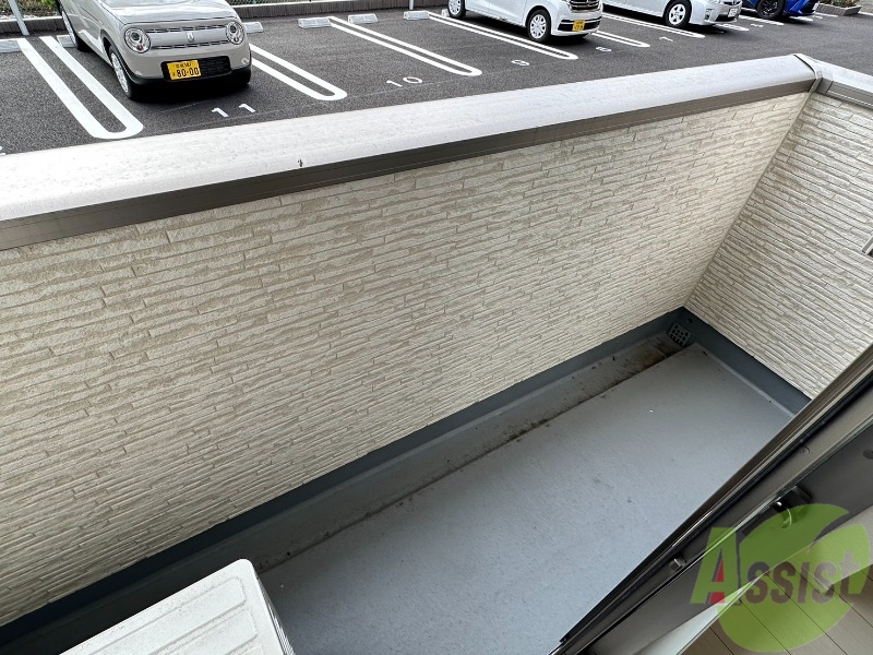 バルコニー　ベランダはよく日が当たり気持ちの良い空間です。