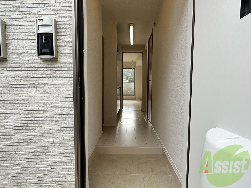 玄関　玄関からの様子です。綺麗なフローリングが広がっています。