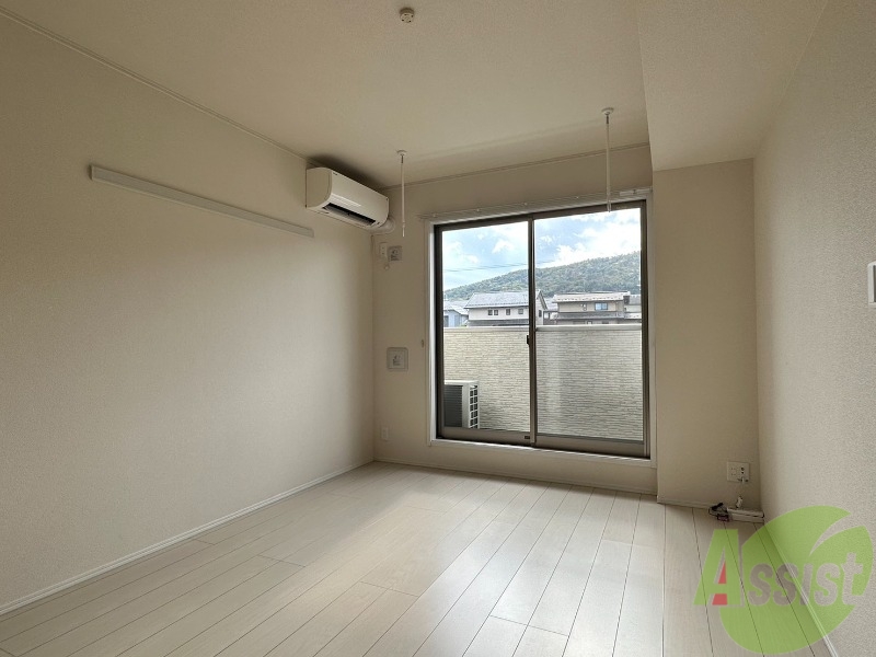 居室・リビング　広くきれいなリビングは明るい光も良く差します。