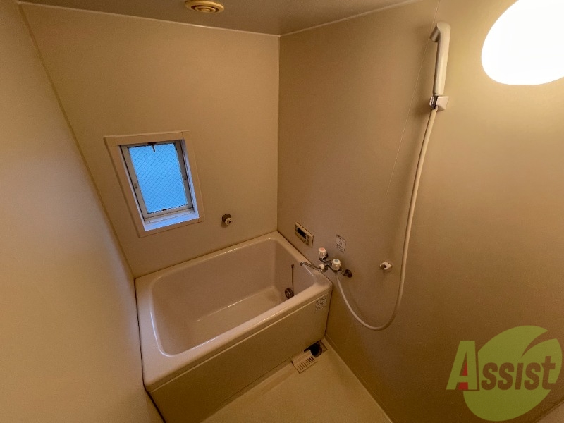 バス・シャワールーム　バスルームは狭すぎず、シャワーも浴びやすそうです。