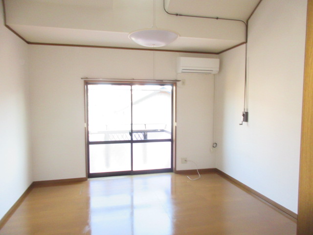 居室・リビング　ロフト付きで天井高く開放感のある居室♪