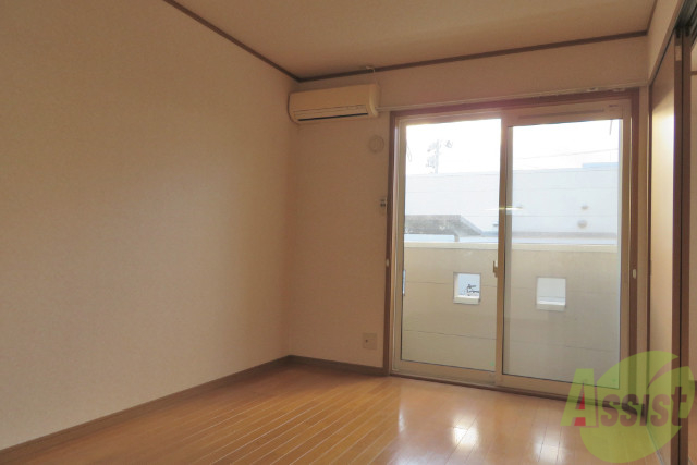 居室・リビング　大きな窓がある明るくて綺麗なリビングです。