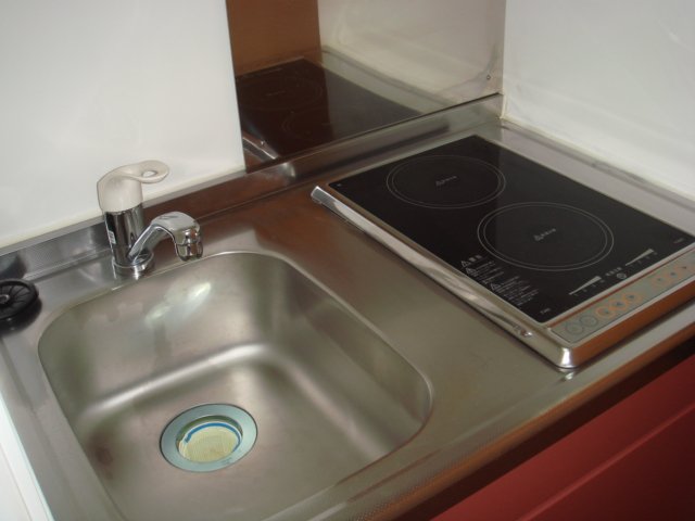 キッチン　キッチンはシンク下に収納棚付き。