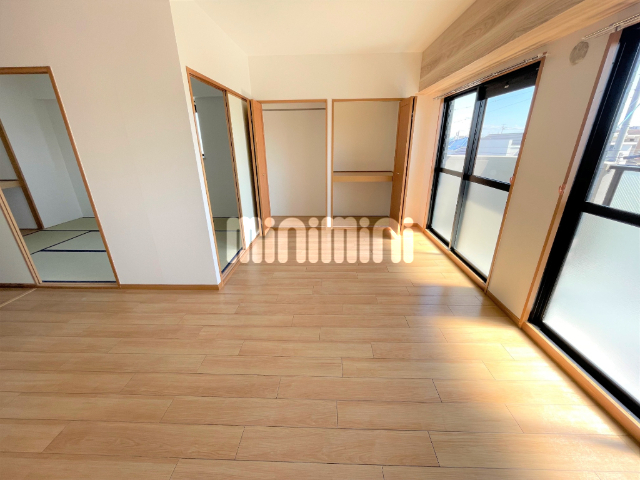 その他部屋・スペース　角部屋で、窓が多く室内明るいです。