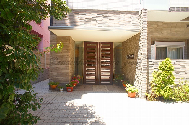 エントランス　重厚感のある建物デザイン♪