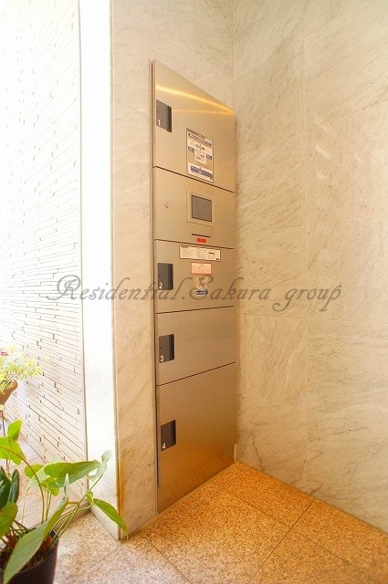 その他共有部分　外出の多い方でも安心の宅配ボックス付き♪