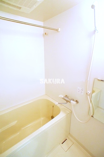 バス・シャワールーム　嬉しい追い焚き・浴室乾燥機付きです♪