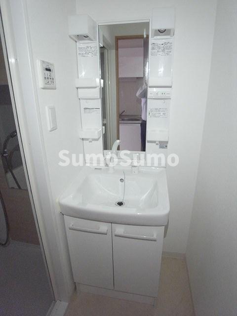 洗面設備　明るい洗面所です