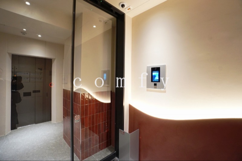 エントランス　オートロック付きエントランス