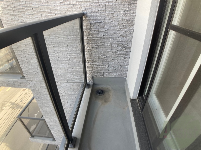 バルコニー　バルコニーは幅があり、広い印象を受けました。