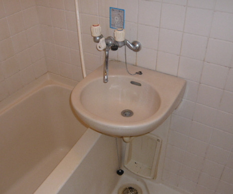 洗面設備　明るい洗面所です