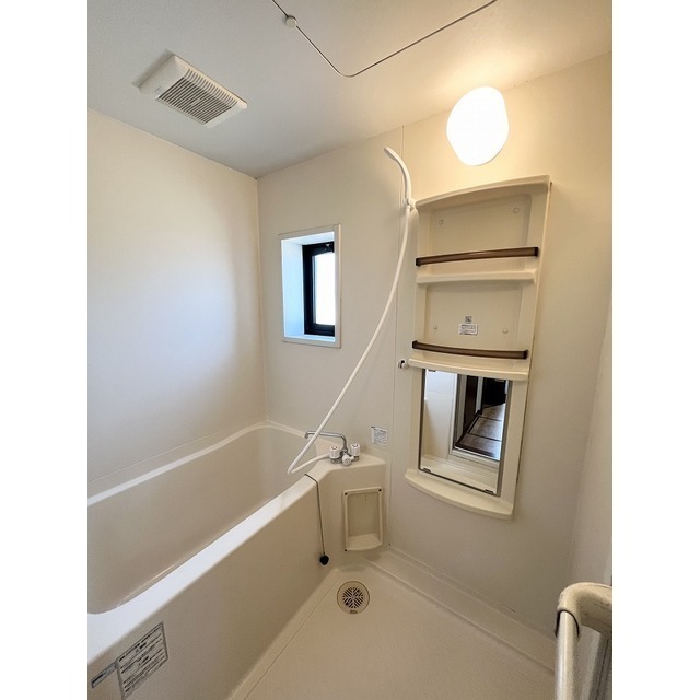 バス・シャワールーム　便利な収納棚付きです！