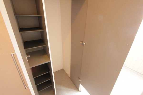 玄関　トールタイプのシューズボックス付き