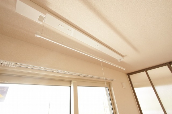 その他設備　室内物干し付きで雨の日も洗濯物が干せます♪