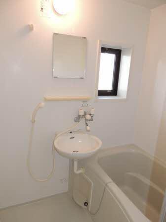 バス・シャワールーム　小窓があり換気しやすいです。