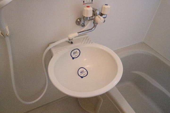 洗面設備　お風呂の中に洗面所があります。