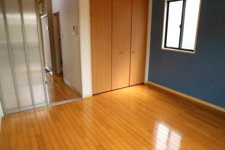 居室・リビング　正方形の洋室です。