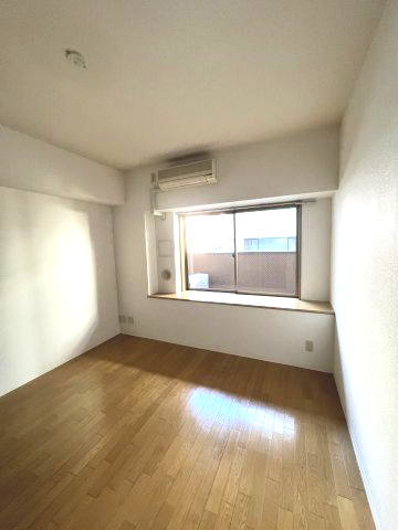 居室・リビング　クローゼット付の明るい洋室