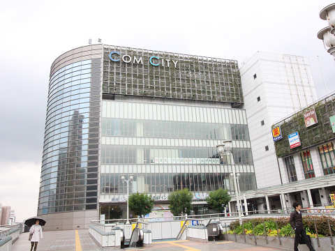 ショッピングセンター　コムシティ（ショッピングセンター）まで700m