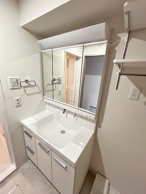 洗面設備　三面鏡付きの洗面台