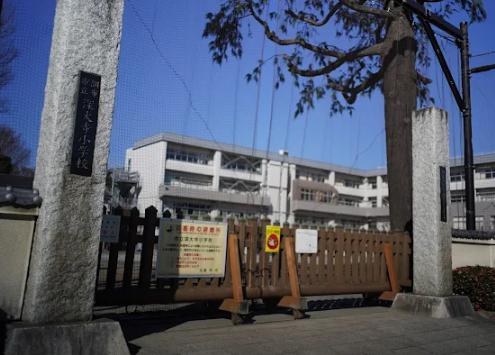小学校　調布市立深大寺小学校（小学校）まで198m