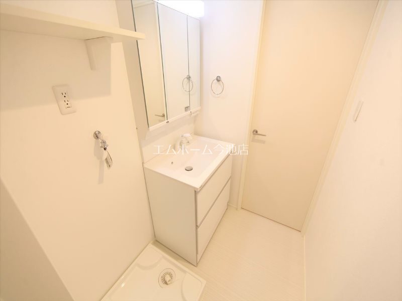 洗面設備　脱衣所　独立洗面台（シャンプードレッサー付）室内洗濯機置き場