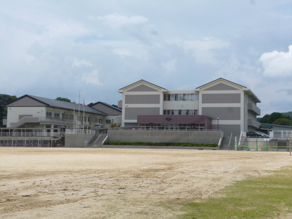 中学校　武雄市立武雄中学校（中学校）まで1156m