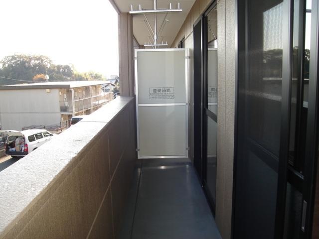 バルコニー　同物件別号室のものです。