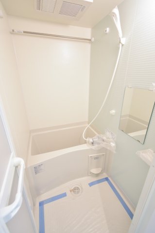 バス・シャワールーム　浴室乾燥付きなので梅雨時や洗濯物が多くても安心です。