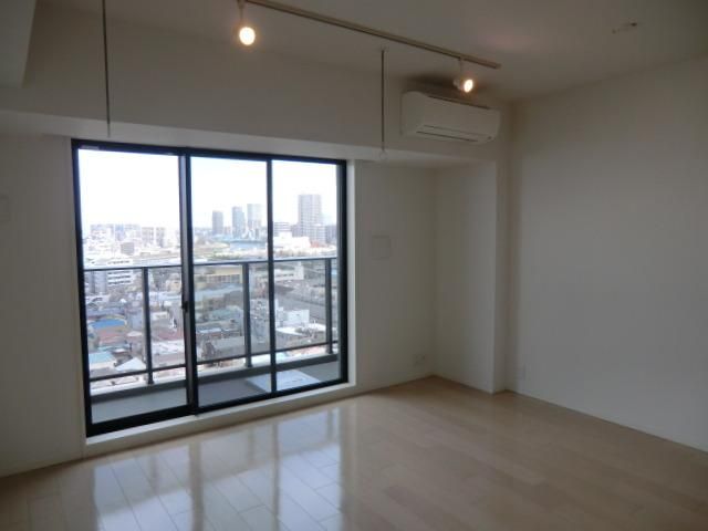 居室・リビング　光の入る洋室