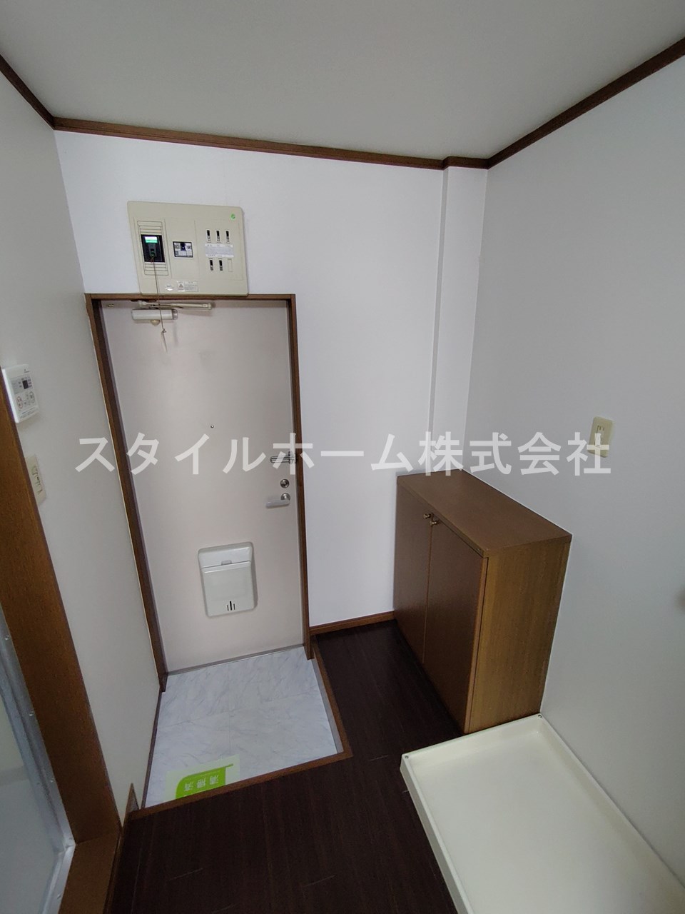 玄関　別部屋写真です。